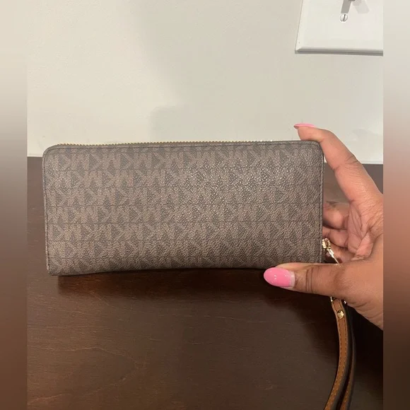 ⭐️ Authentic Michael Kors Large Logo Continental Wallet ⭐️ - Picture 6 of 6